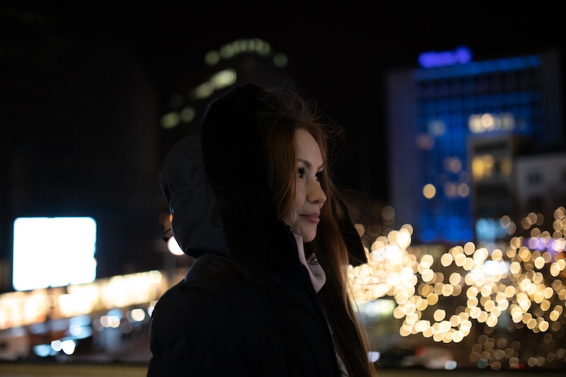 Kvinna ute i mörkret