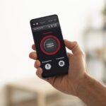 Man som håller i telefon med säkerhetsapp